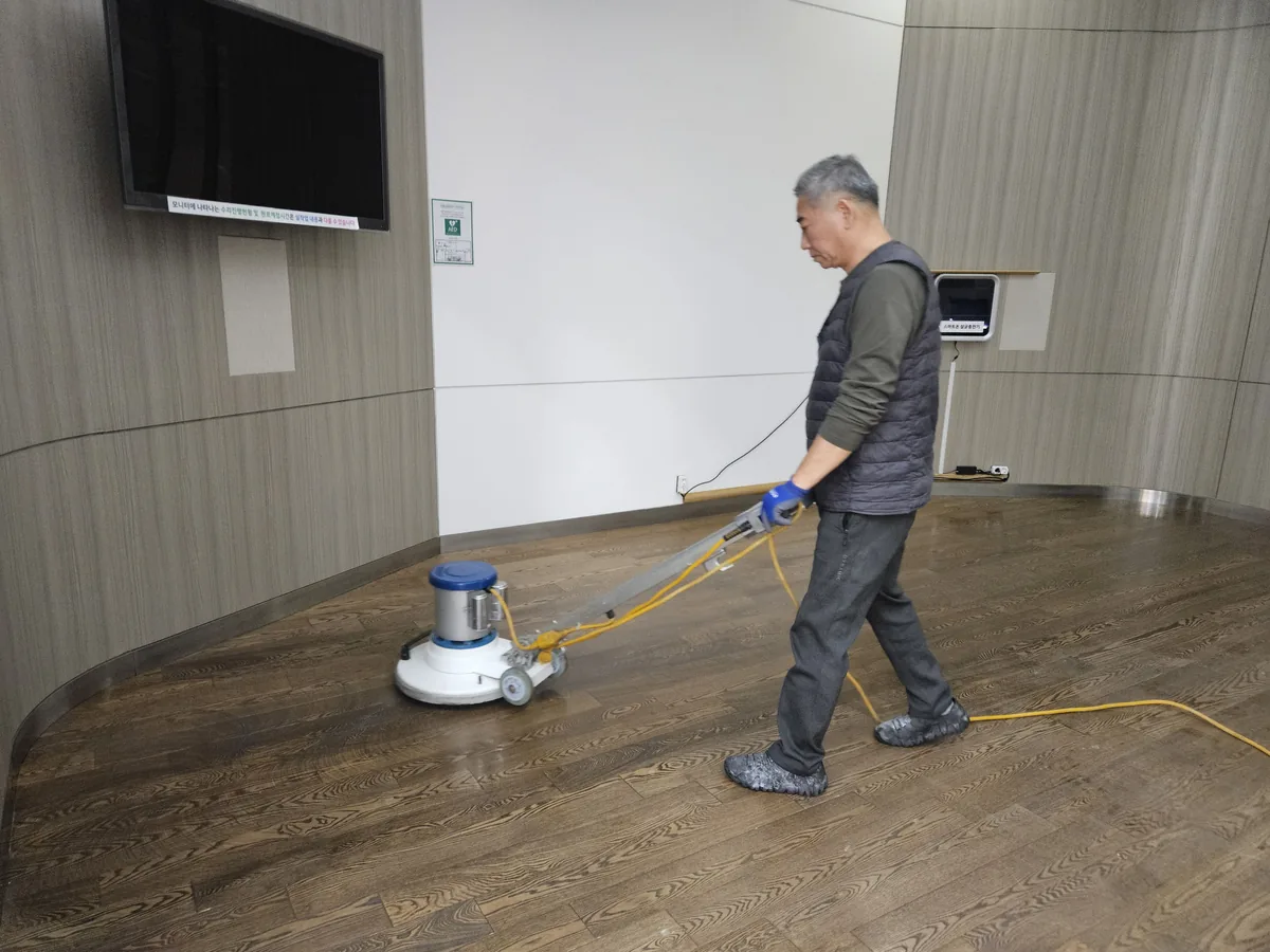 바닥 세척·왁스 현장 사진