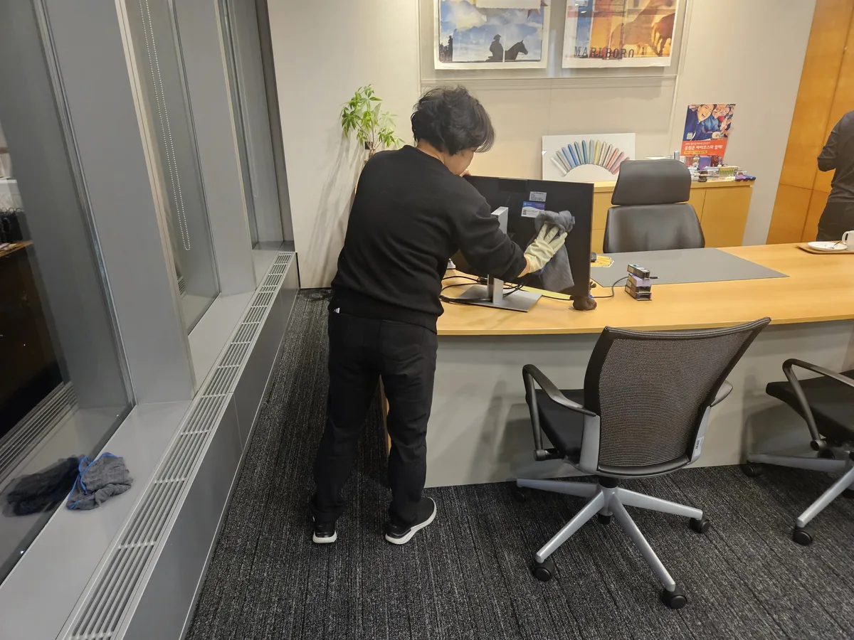 사무실 대청소 현장 사진