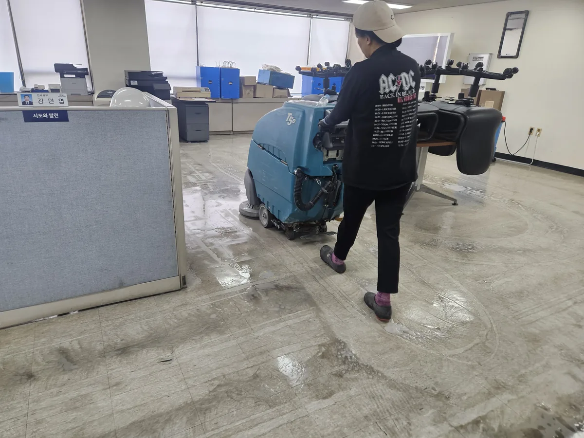사무실 정기청소 현장 사진