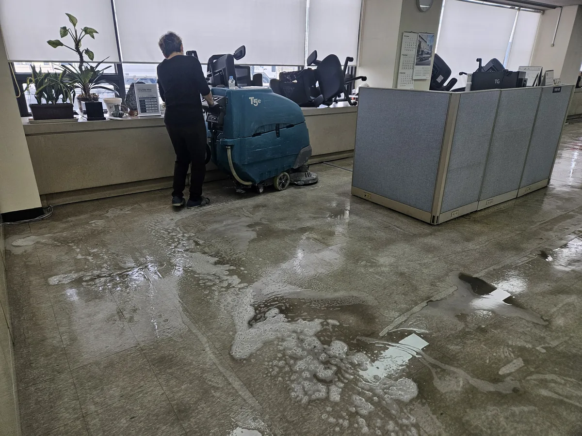 사무실 정기청소 현장 사진